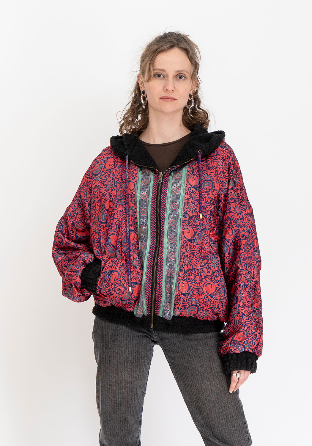 Mitternachtskontrast – Oversize Wendejacke aus Teddy & Sari