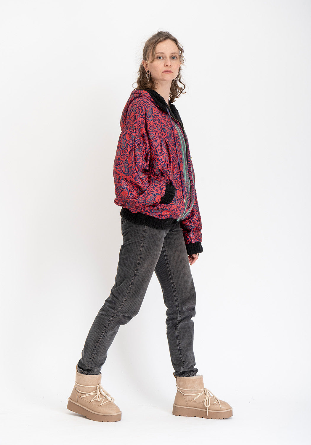 Mitternachtskontrast – Oversize Wendejacke aus Teddy &amp; Sari