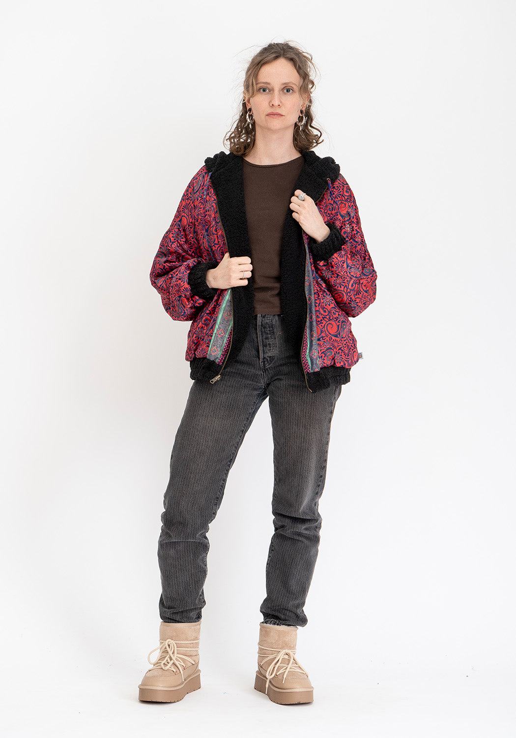Mitternachtskontrast – Oversize Wendejacke aus Teddy &amp; Sari