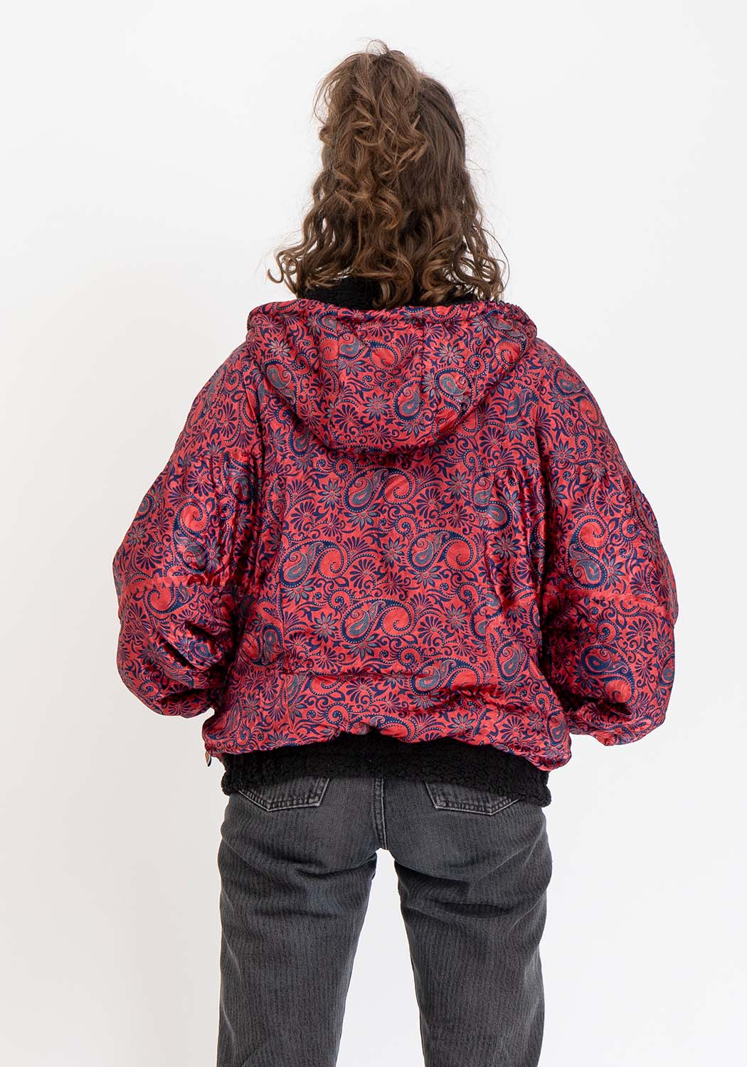 Mitternachtskontrast – Oversize Wendejacke aus Teddy &amp; Sari