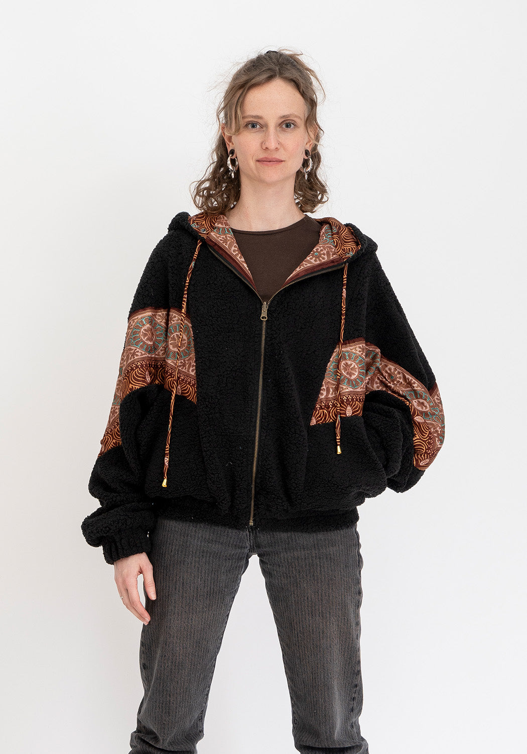 Noir Textur – Oversize Teddyjacke mit wendbarer Sari-Seite