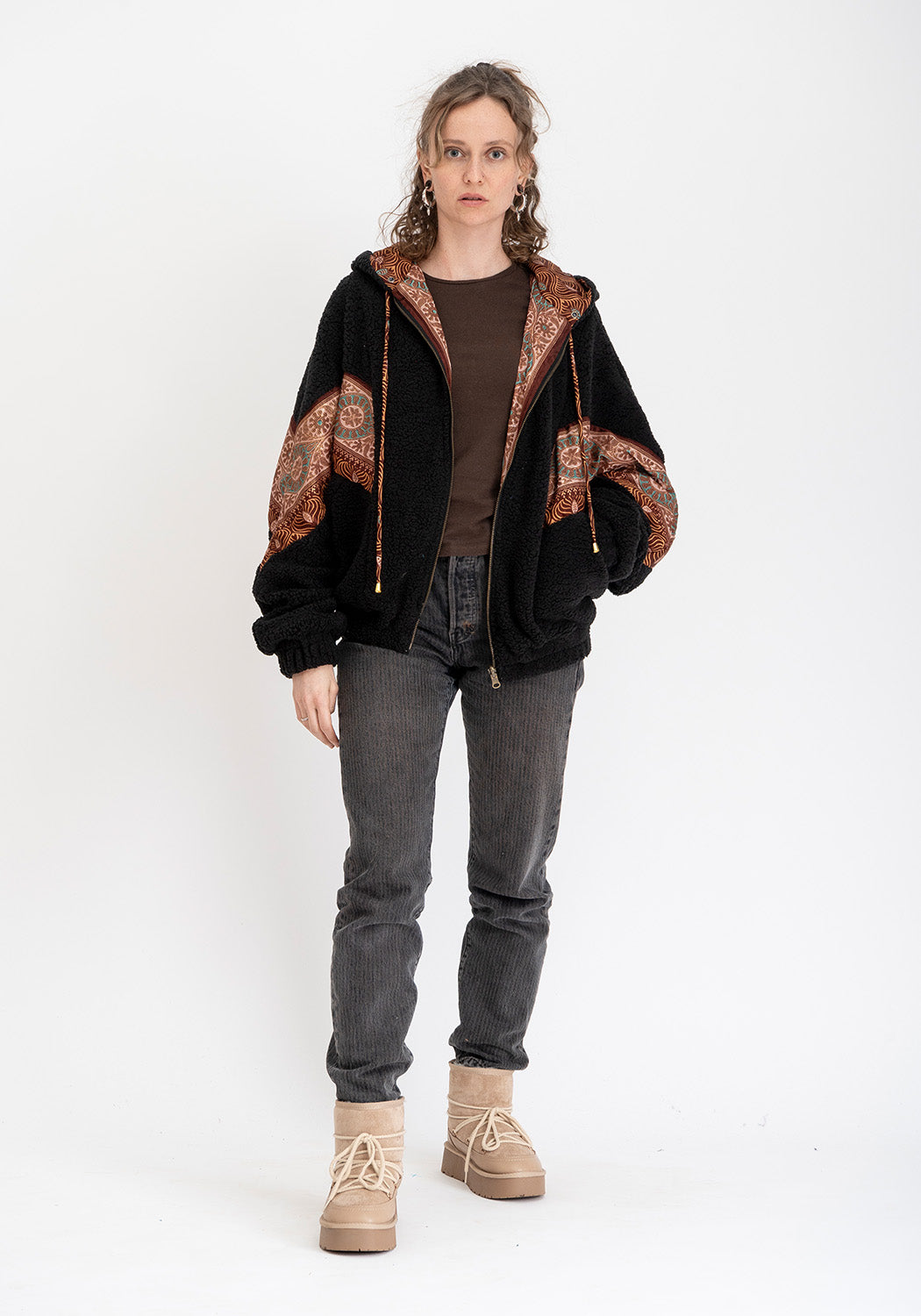 Noir Textur – Oversize Teddyjacke mit wendbarer Sari-Seite