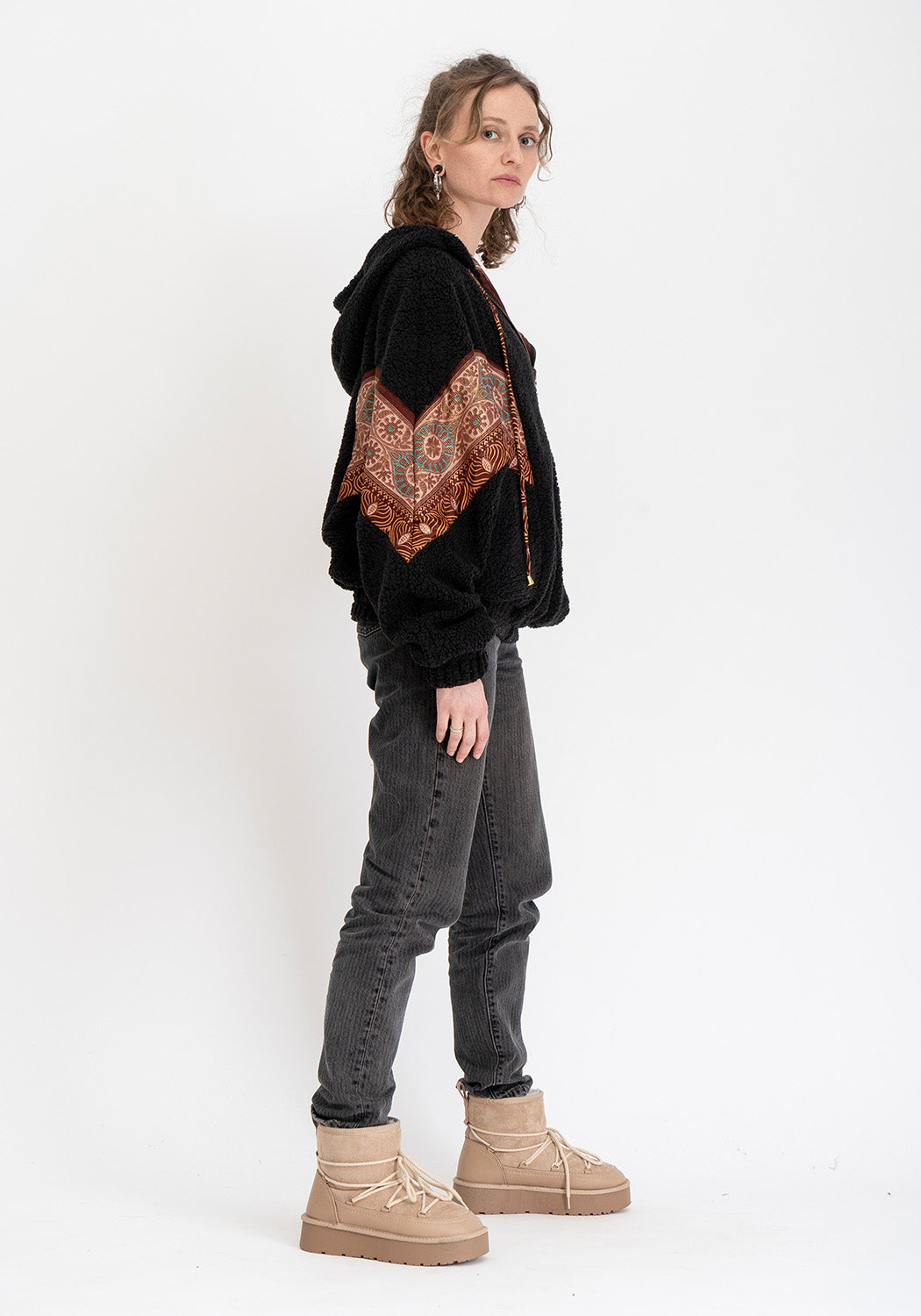 Noir Textur – Oversize Teddyjacke mit wendbarer Sari-Seite
