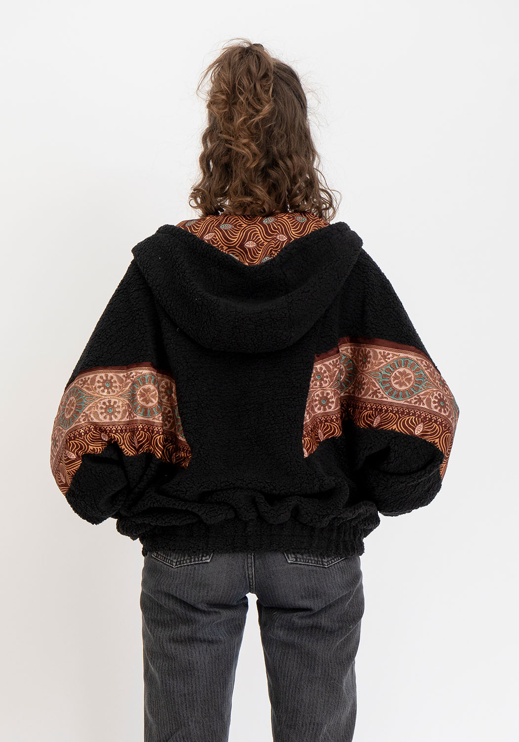 Noir Textur – Oversize Teddyjacke mit wendbarer Sari-Seite