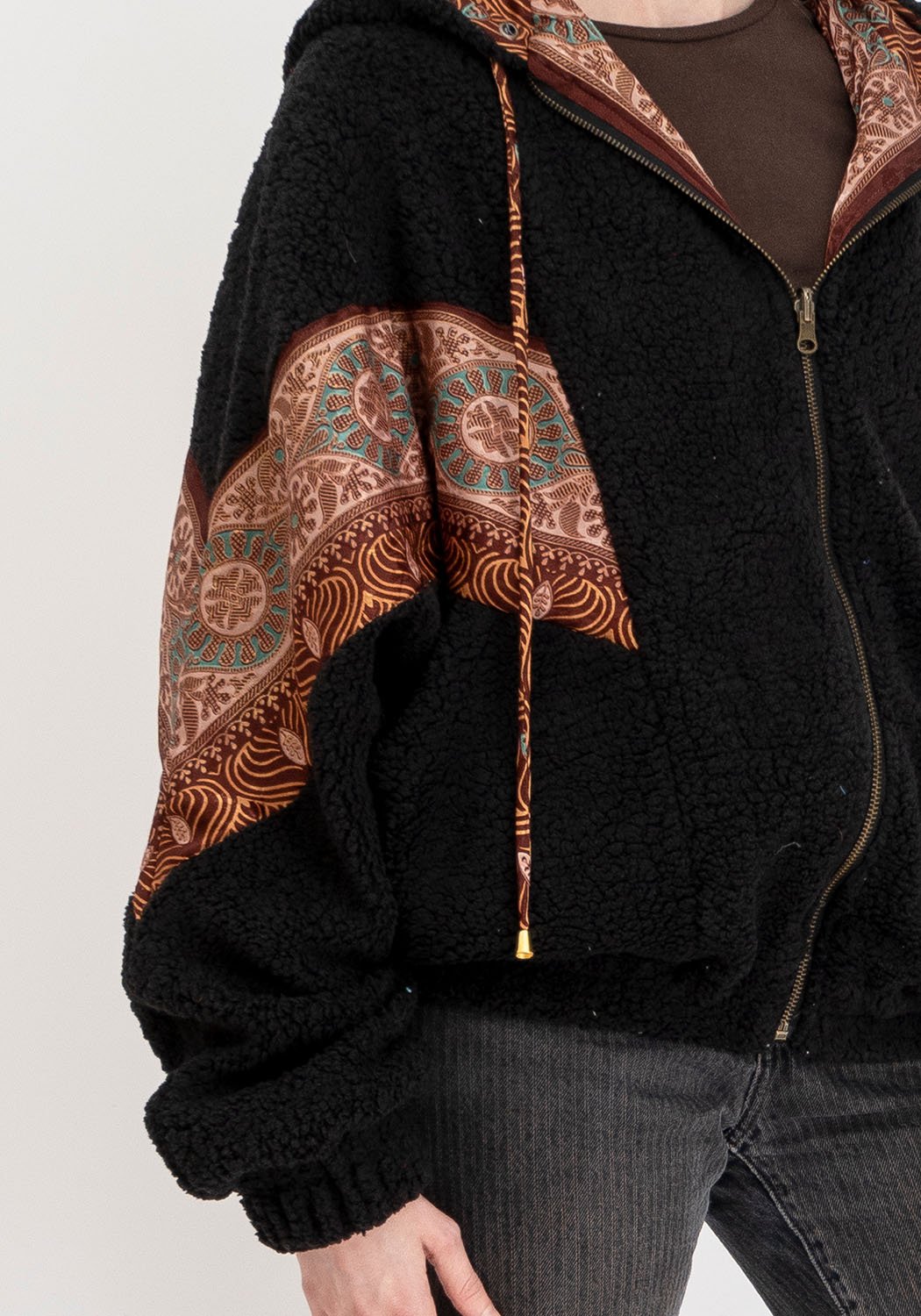 Noir Textur – Oversize Teddyjacke mit wendbarer Sari-Seite