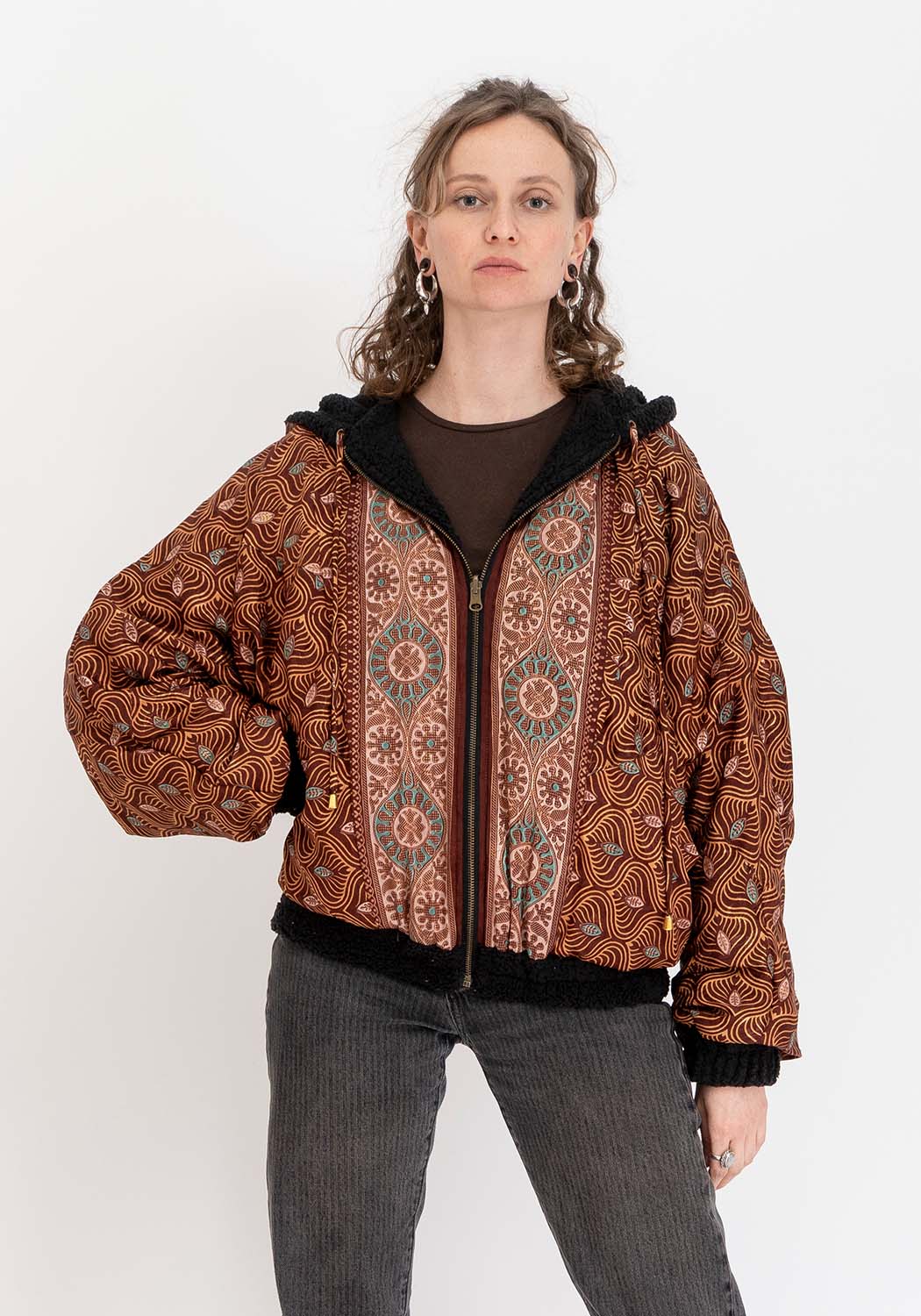 Noir Textur – Oversize Teddyjacke mit wendbarer Sari-Seite