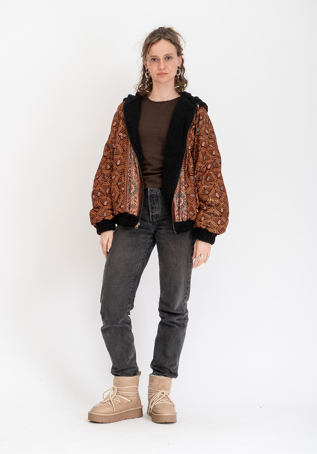 Noir Textur – Oversize Teddyjacke mit wendbarer Sari-Seite