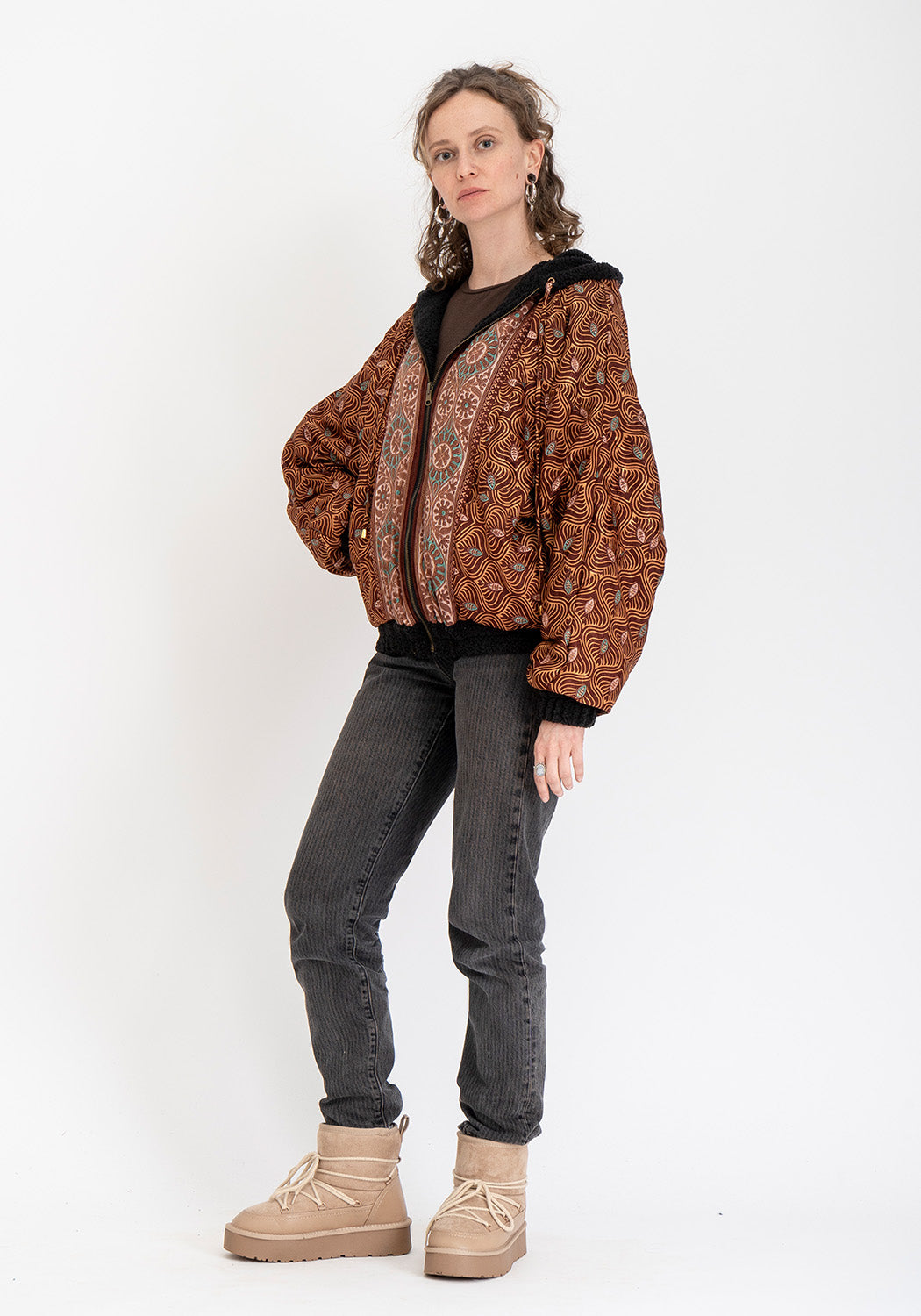 Noir Textur – Oversize Teddyjacke mit wendbarer Sari-Seite