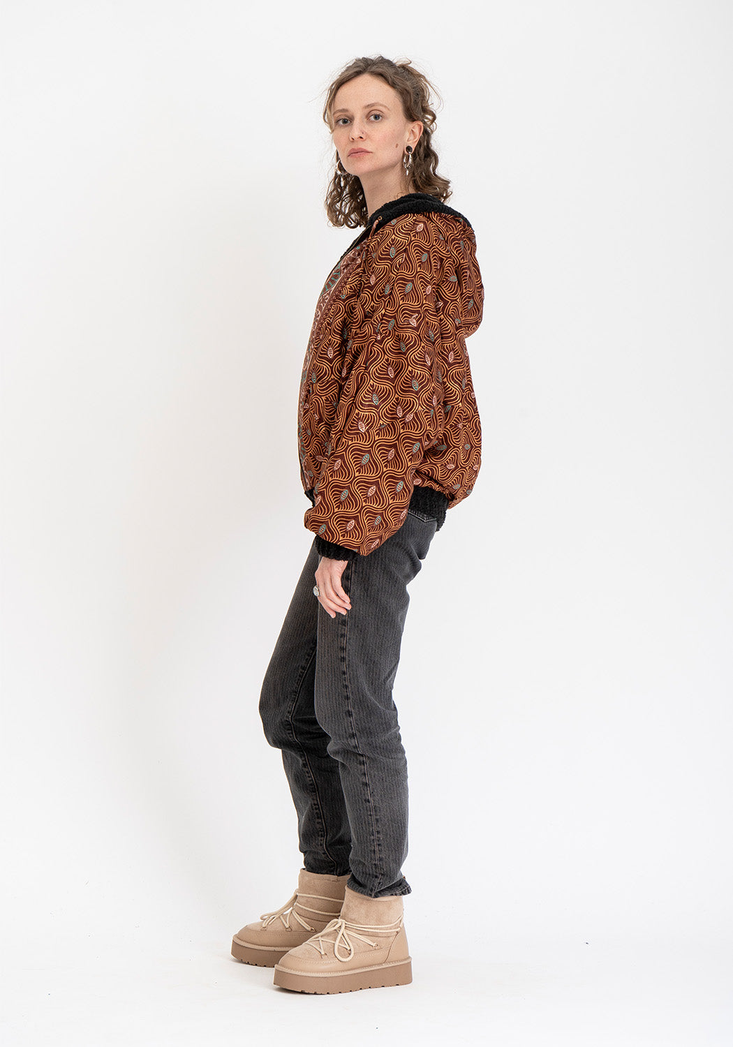 Noir Textur – Oversize Teddyjacke mit wendbarer Sari-Seite