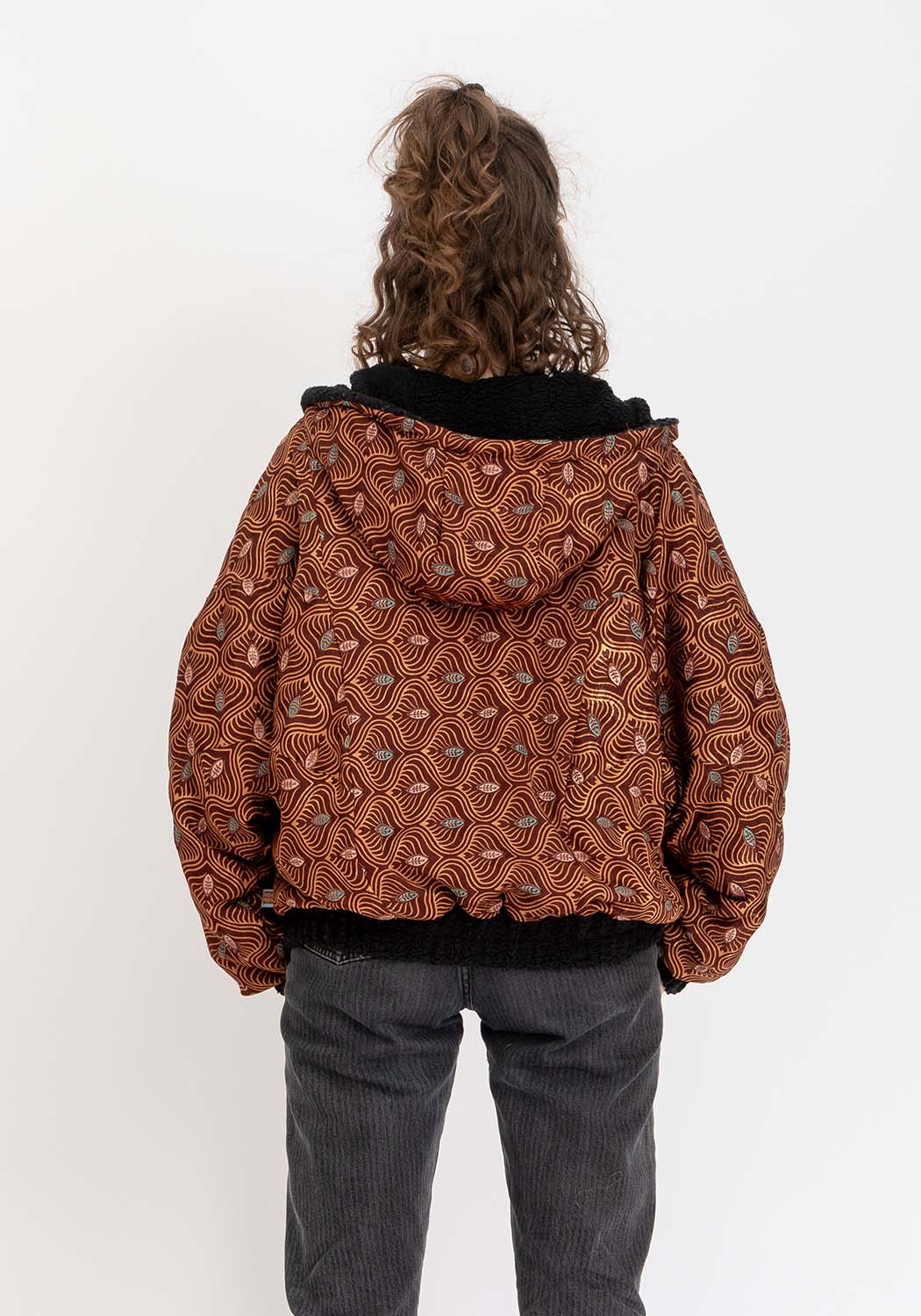 Noir Textur – Oversize Teddyjacke mit wendbarer Sari-Seite