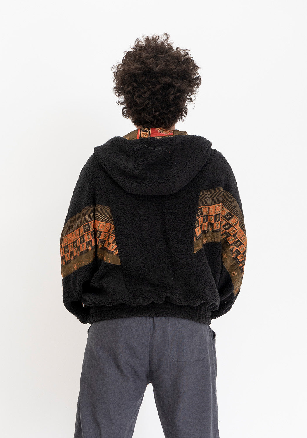 Dunkle Blüte – Wendbare schwarze Teddy- & Vintage-Sari-Jacke