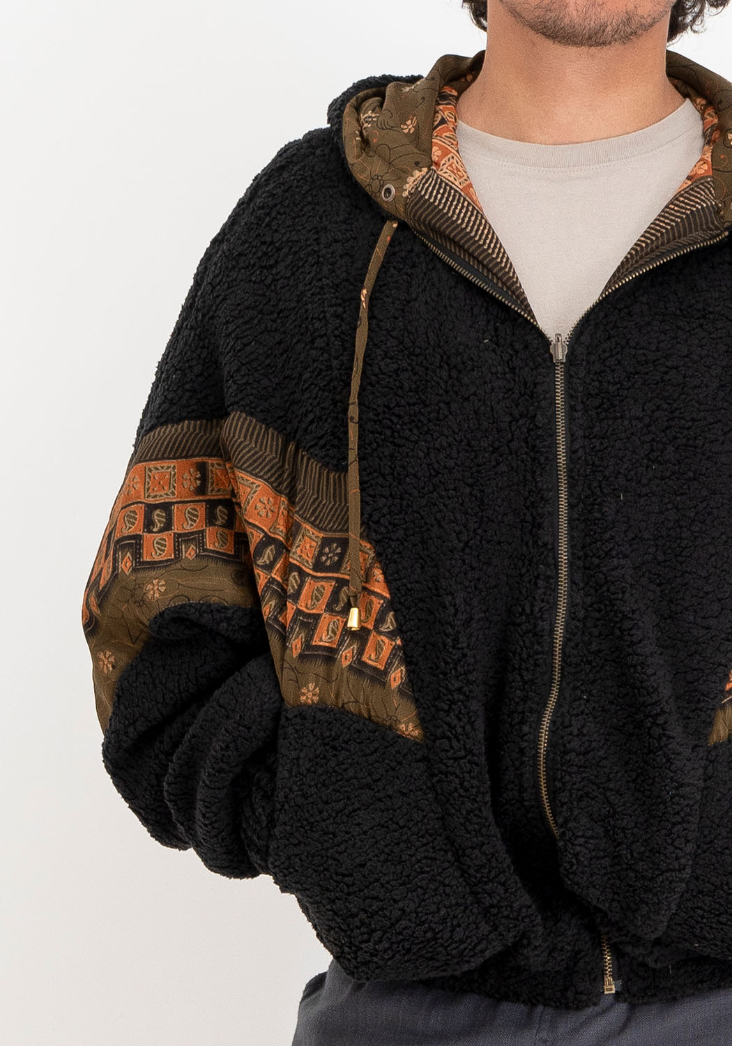 Dunkle Blüte – Wendbare schwarze Teddy- & Vintage-Sari-Jacke
