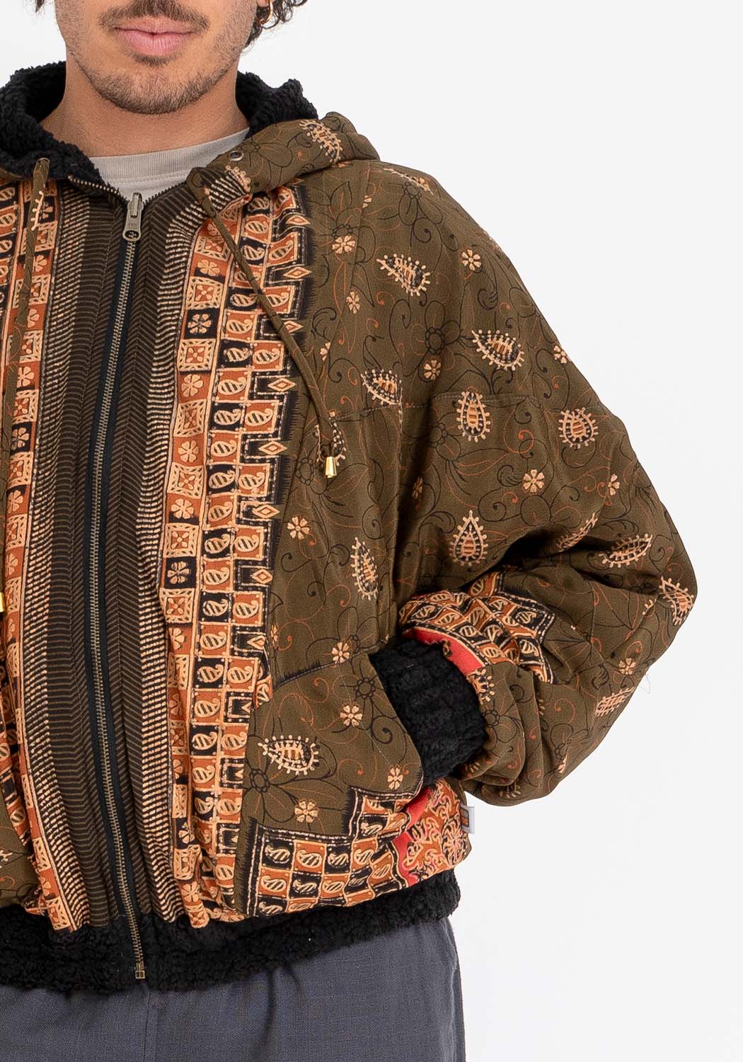 Dunkle Blüte – Wendbare schwarze Teddy- &amp; Vintage-Sari-Jacke