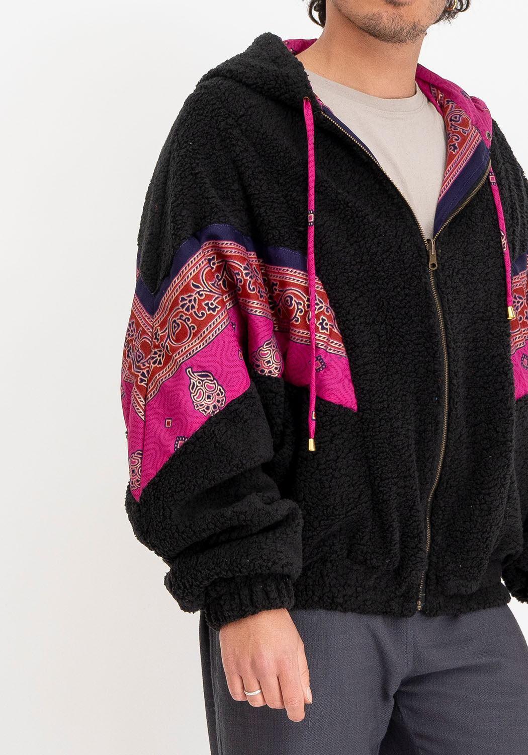 Urbaner Nomade – Oversize Wende-Sari-Jacke mit Teddy