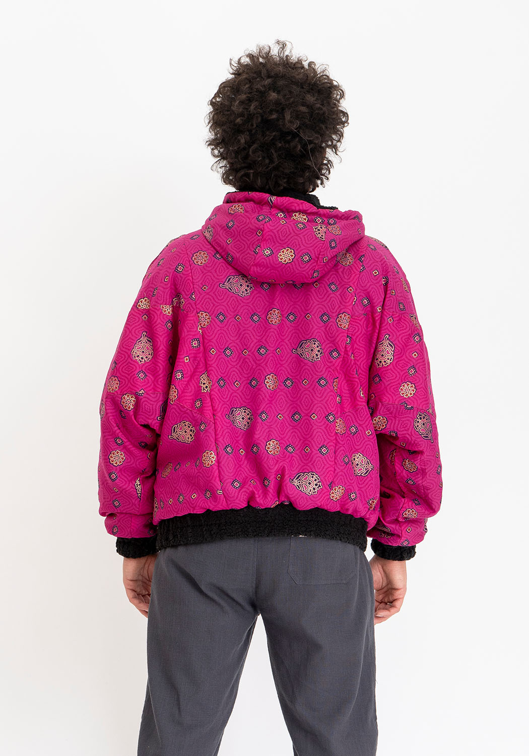 Urbaner Nomade – Oversize Wende-Sari-Jacke mit Teddy
