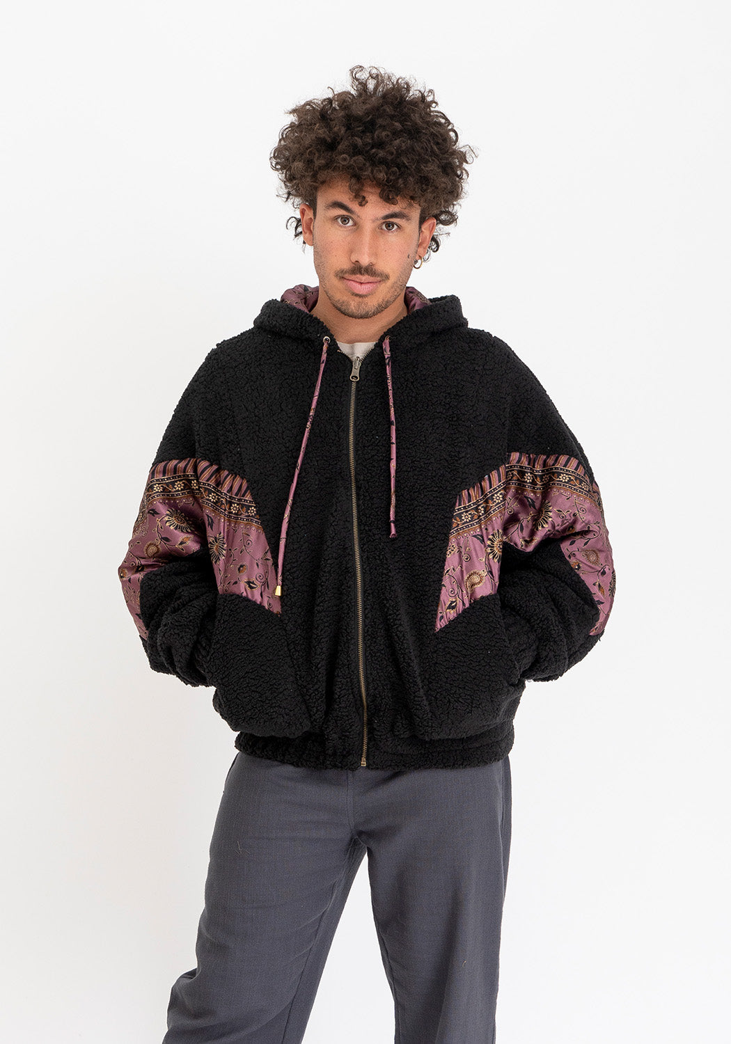 Tinten-Patchwork – Schwarze Teddyjacke mit wendbarer Sari-Seite