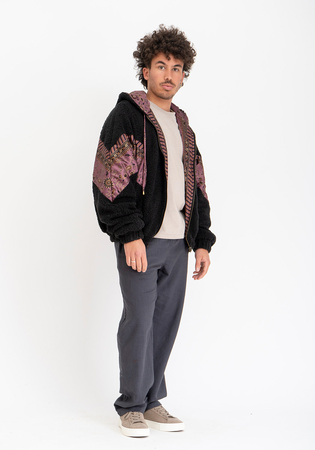 Tinten-Patchwork – Schwarze Teddyjacke mit wendbarer Sari-Seite
