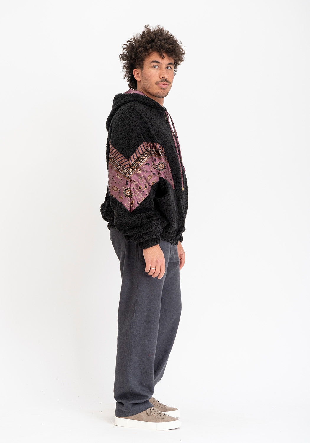 Tinten-Patchwork – Schwarze Teddyjacke mit wendbarer Sari-Seite