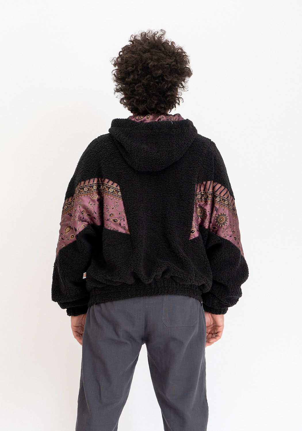 Tinten-Patchwork – Schwarze Teddyjacke mit wendbarer Sari-Seite