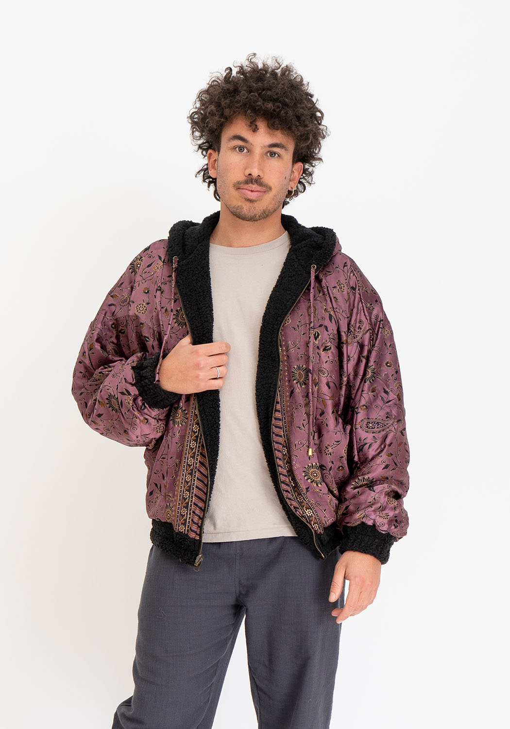 Tinten-Patchwork – Schwarze Teddyjacke mit wendbarer Sari-Seite
