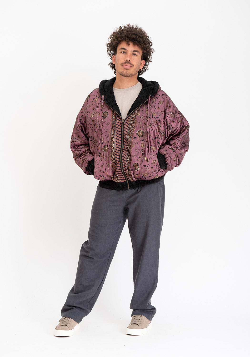 Tinten-Patchwork – Schwarze Teddyjacke mit wendbarer Sari-Seite