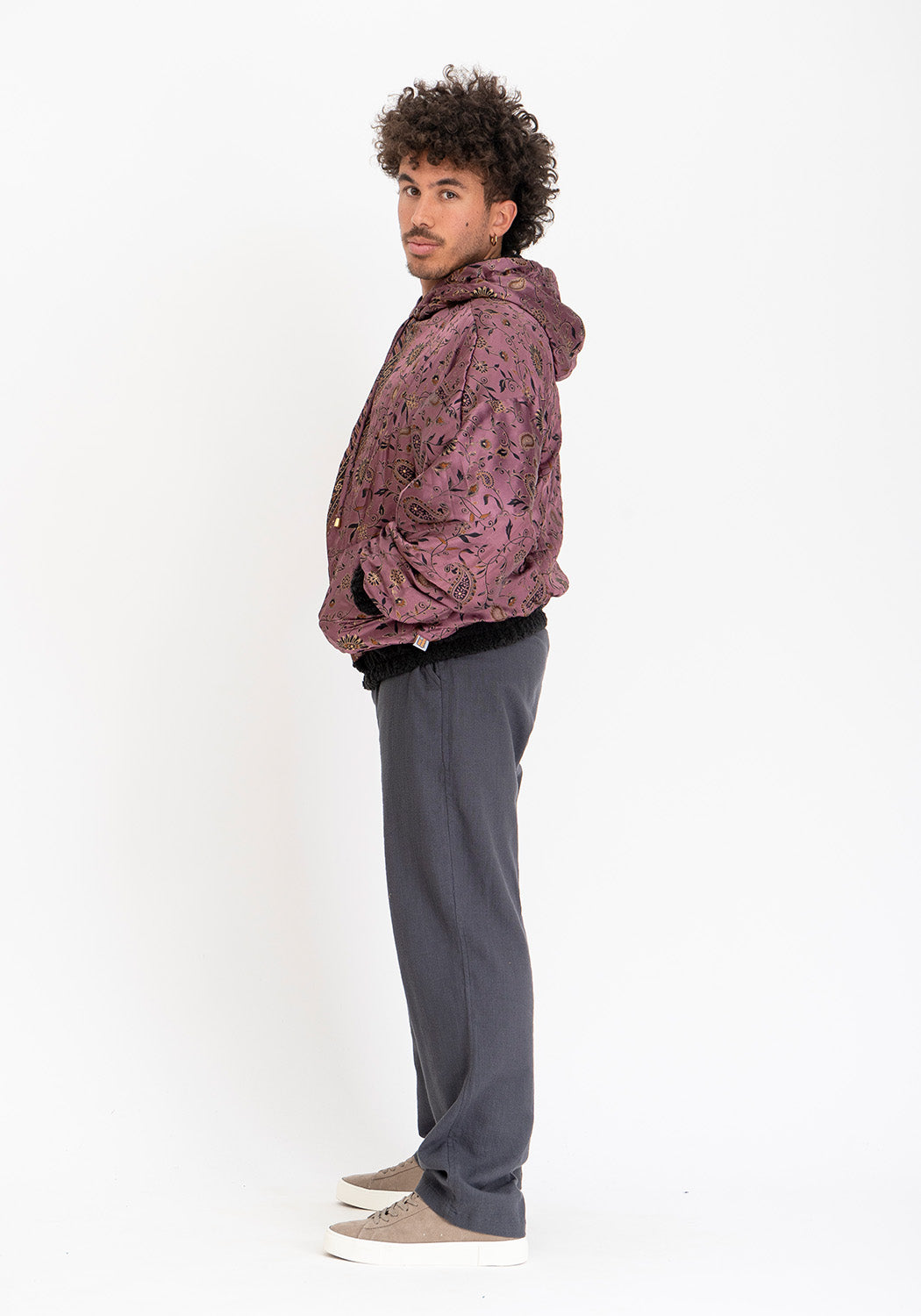 Tinten-Patchwork – Schwarze Teddyjacke mit wendbarer Sari-Seite