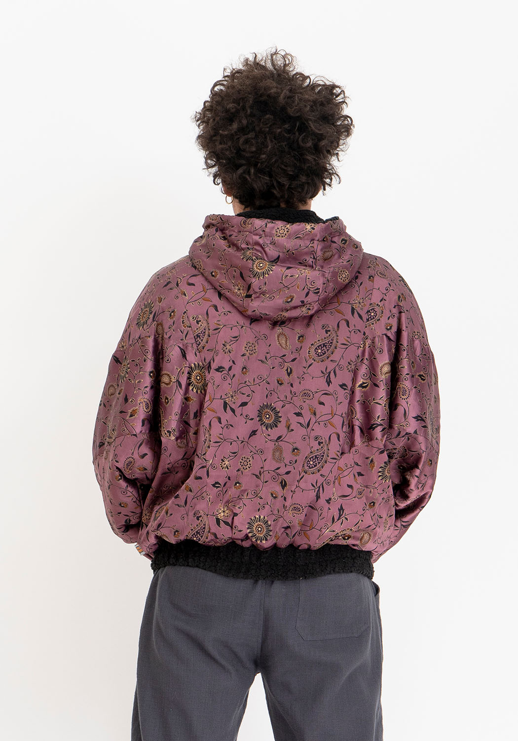 Tinten-Patchwork – Schwarze Teddyjacke mit wendbarer Sari-Seite