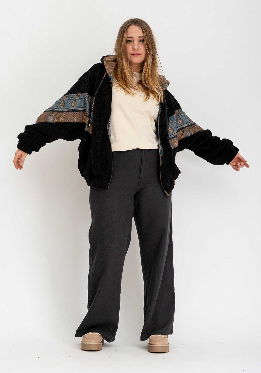 Nachtgewebe – Oversize Wende-Teddyjacke mit Sari