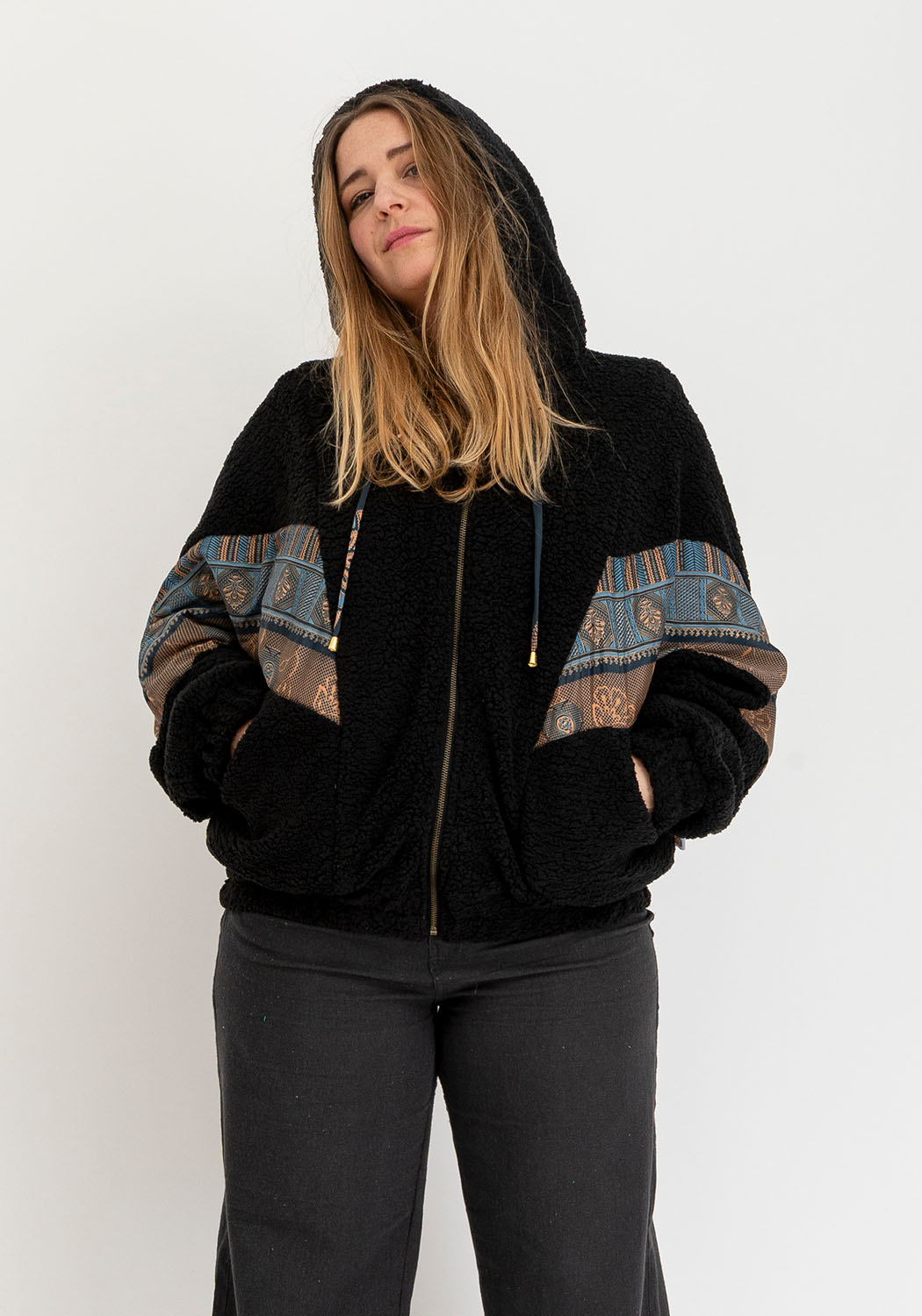 Nachtgewebe – Oversize Wende-Teddyjacke mit Sari