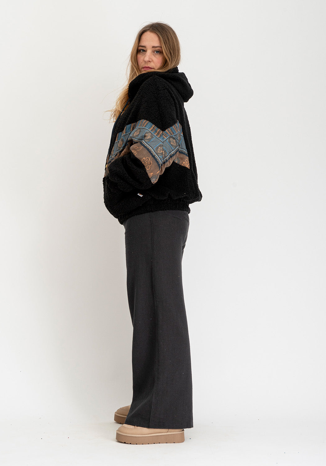 Nachtgewebe – Oversize Wende-Teddyjacke mit Sari