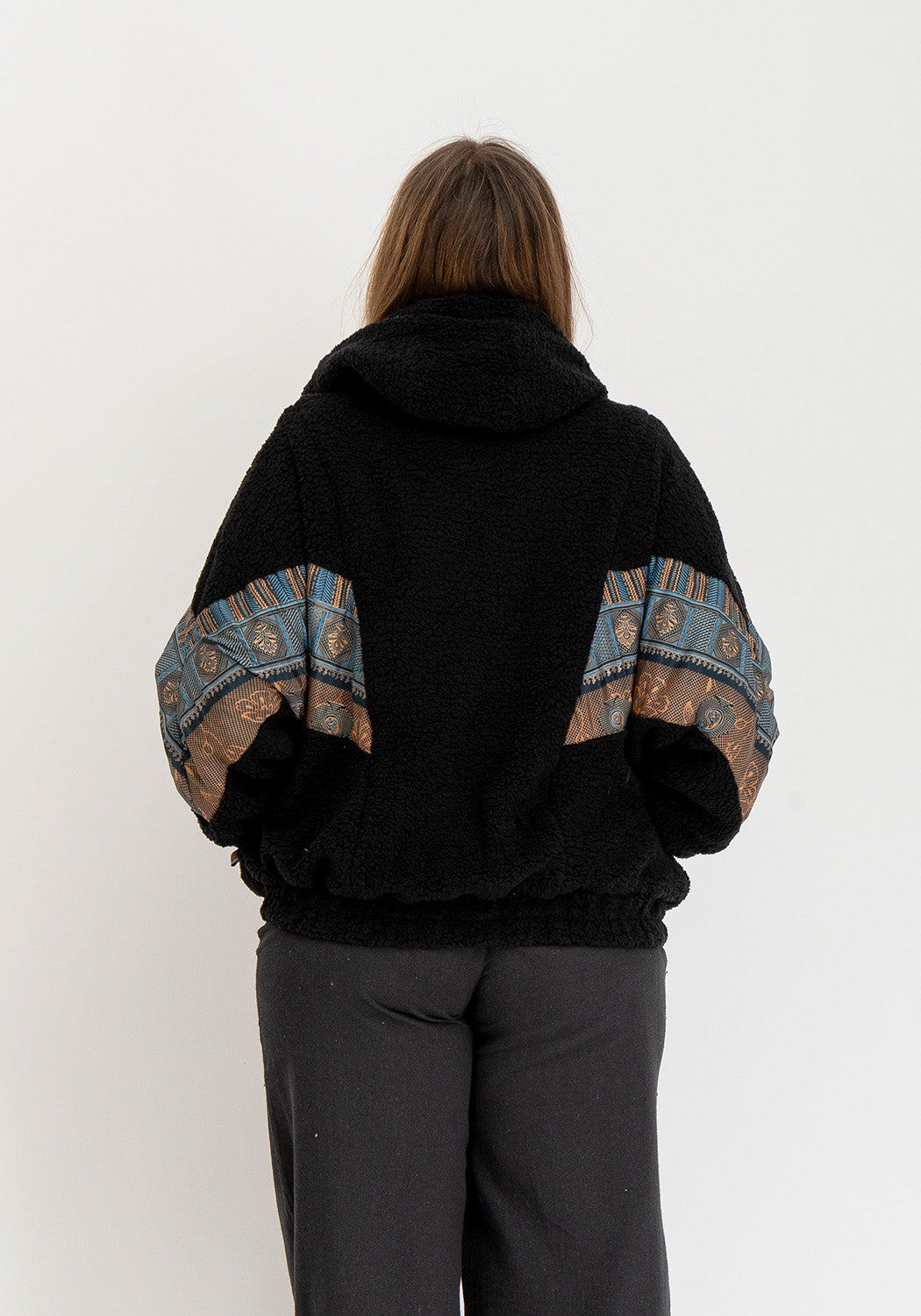 Nachtgewebe – Oversize Wende-Teddyjacke mit Sari