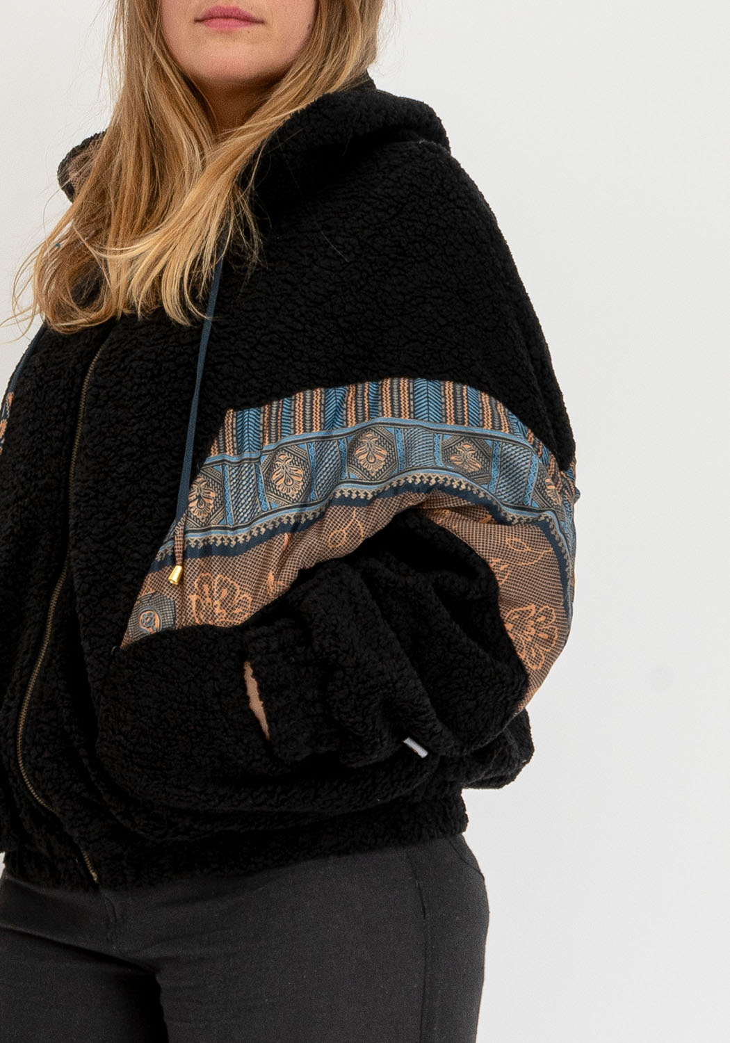 Nachtgewebe – Oversize Wende-Teddyjacke mit Sari