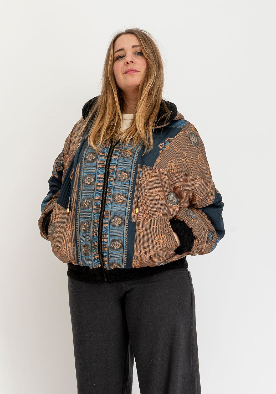 Nachtgewebe – Oversize Wende-Teddyjacke mit Sari