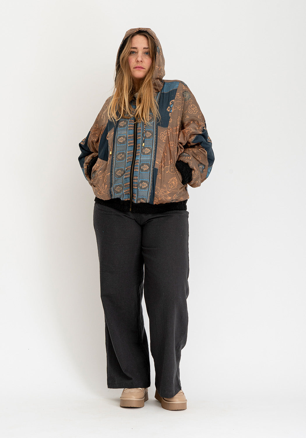 Nachtgewebe – Oversize Wende-Teddyjacke mit Sari