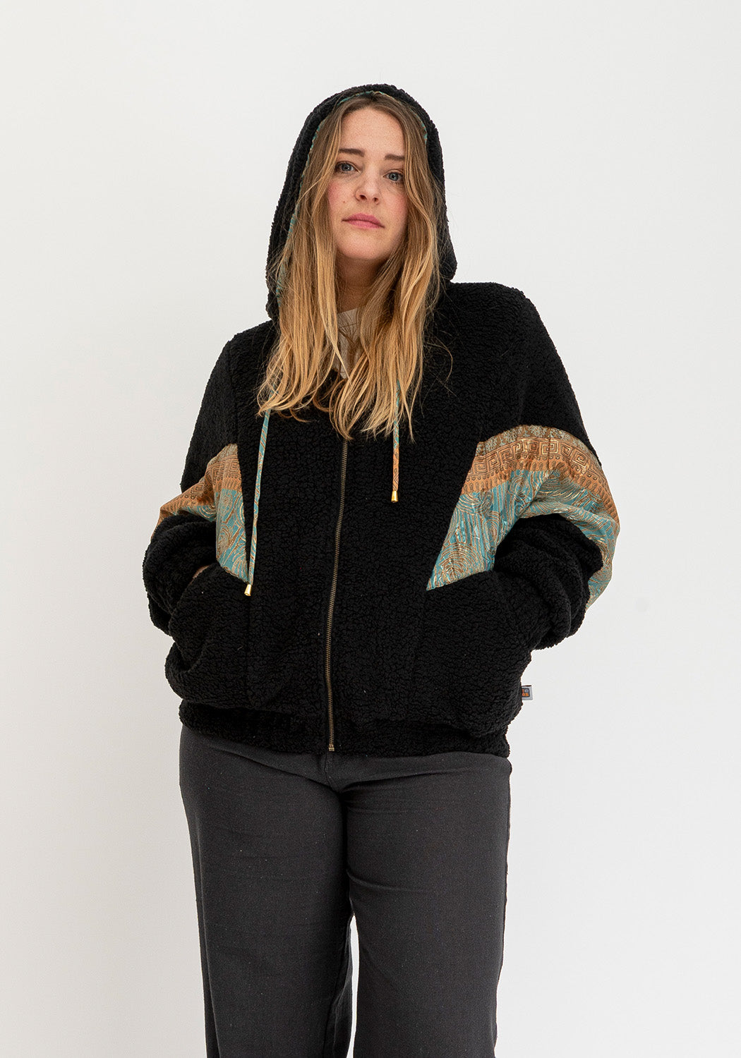 Obsidiangarten – Wendbare Sari-Jacke mit weichem Teddy