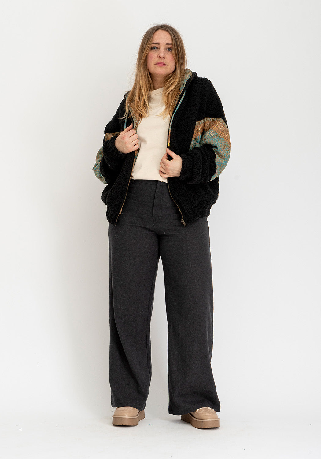 Obsidiangarten – Wendbare Sari-Jacke mit weichem Teddy