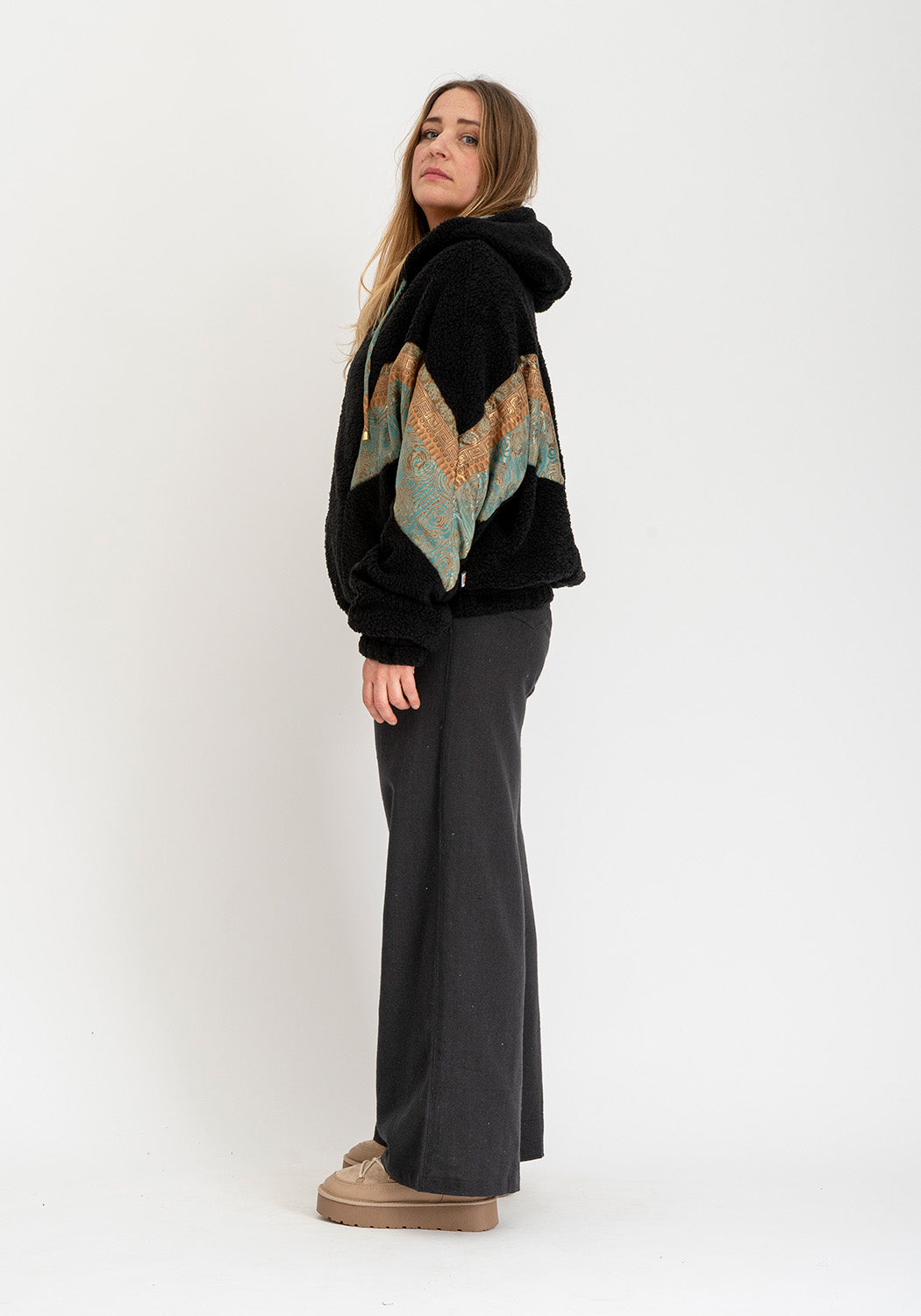 Obsidiangarten – Wendbare Sari-Jacke mit weichem Teddy