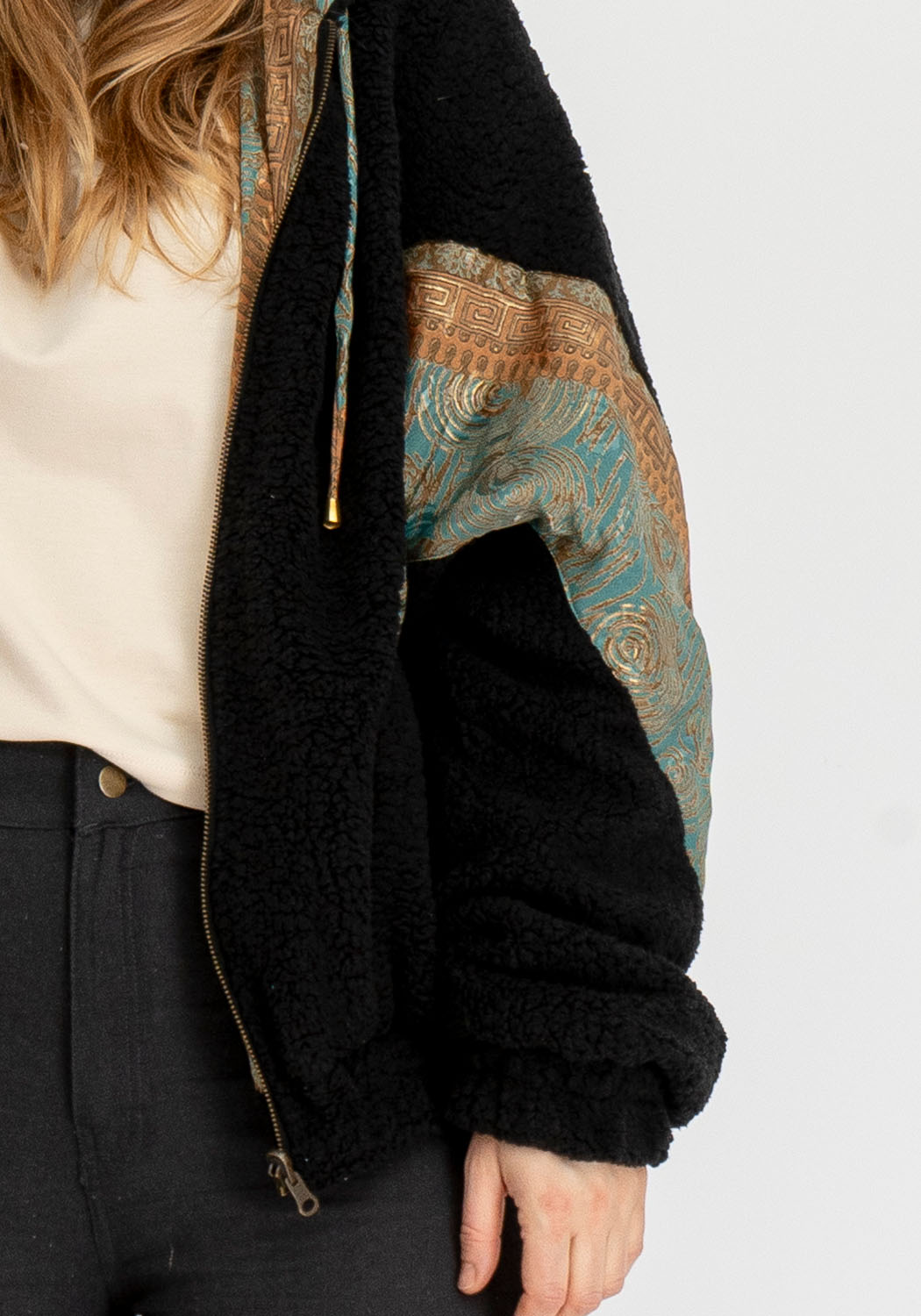 Obsidiangarten – Wendbare Sari-Jacke mit weichem Teddy
