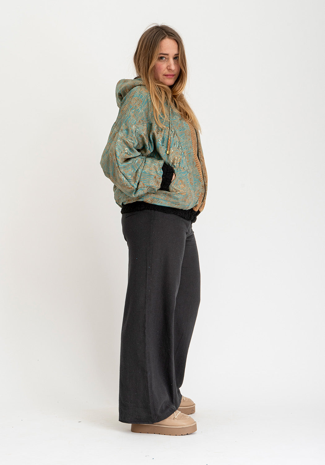 Obsidiangarten – Wendbare Sari-Jacke mit weichem Teddy