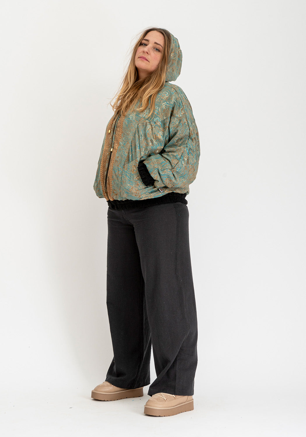 Obsidiangarten – Wendbare Sari-Jacke mit weichem Teddy