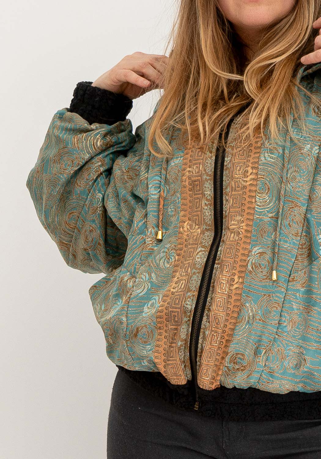 Obsidiangarten – Wendbare Sari-Jacke mit weichem Teddy