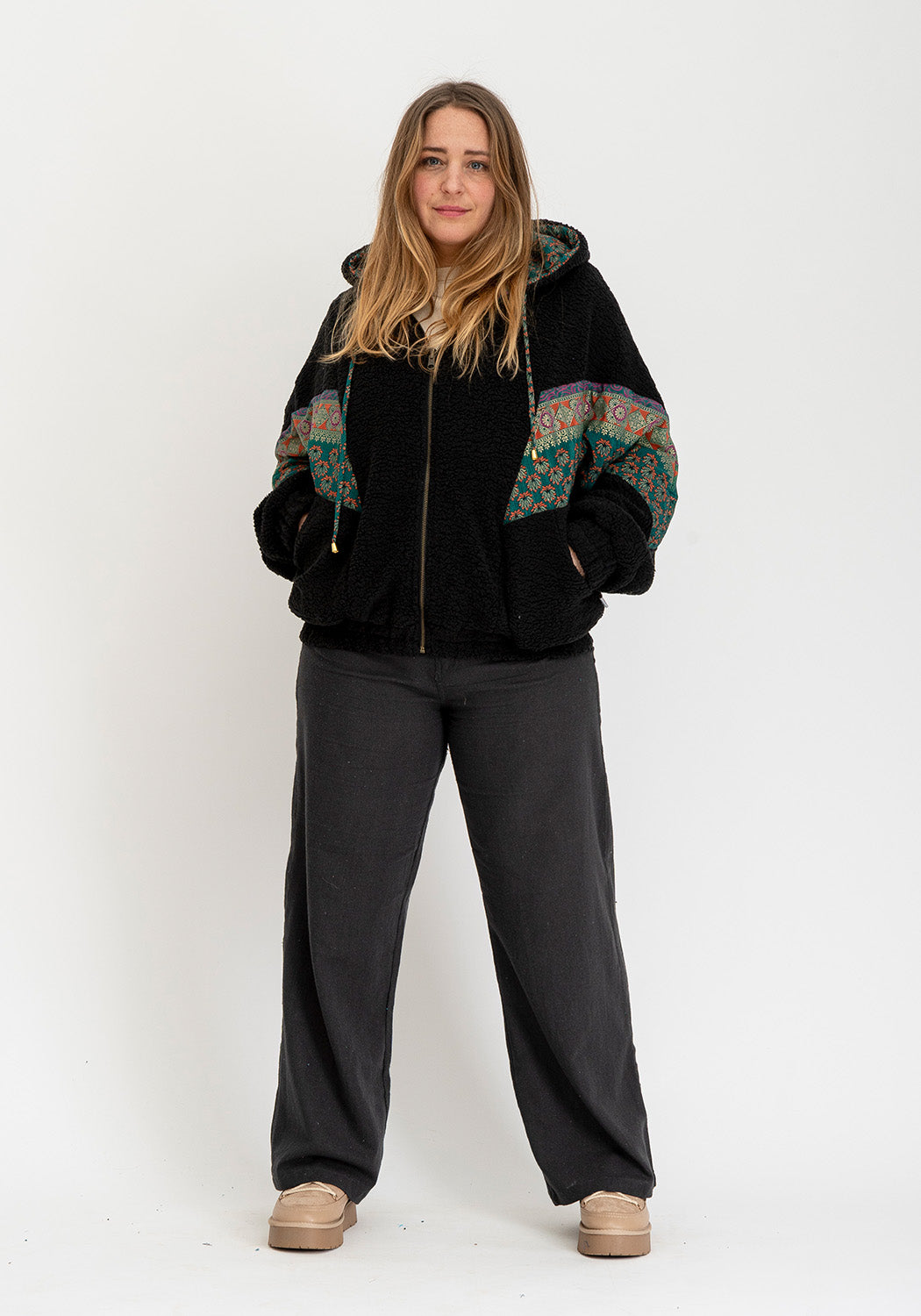 Tiefer Kontrast – Oversize schwarze Wende-Teddyjacke