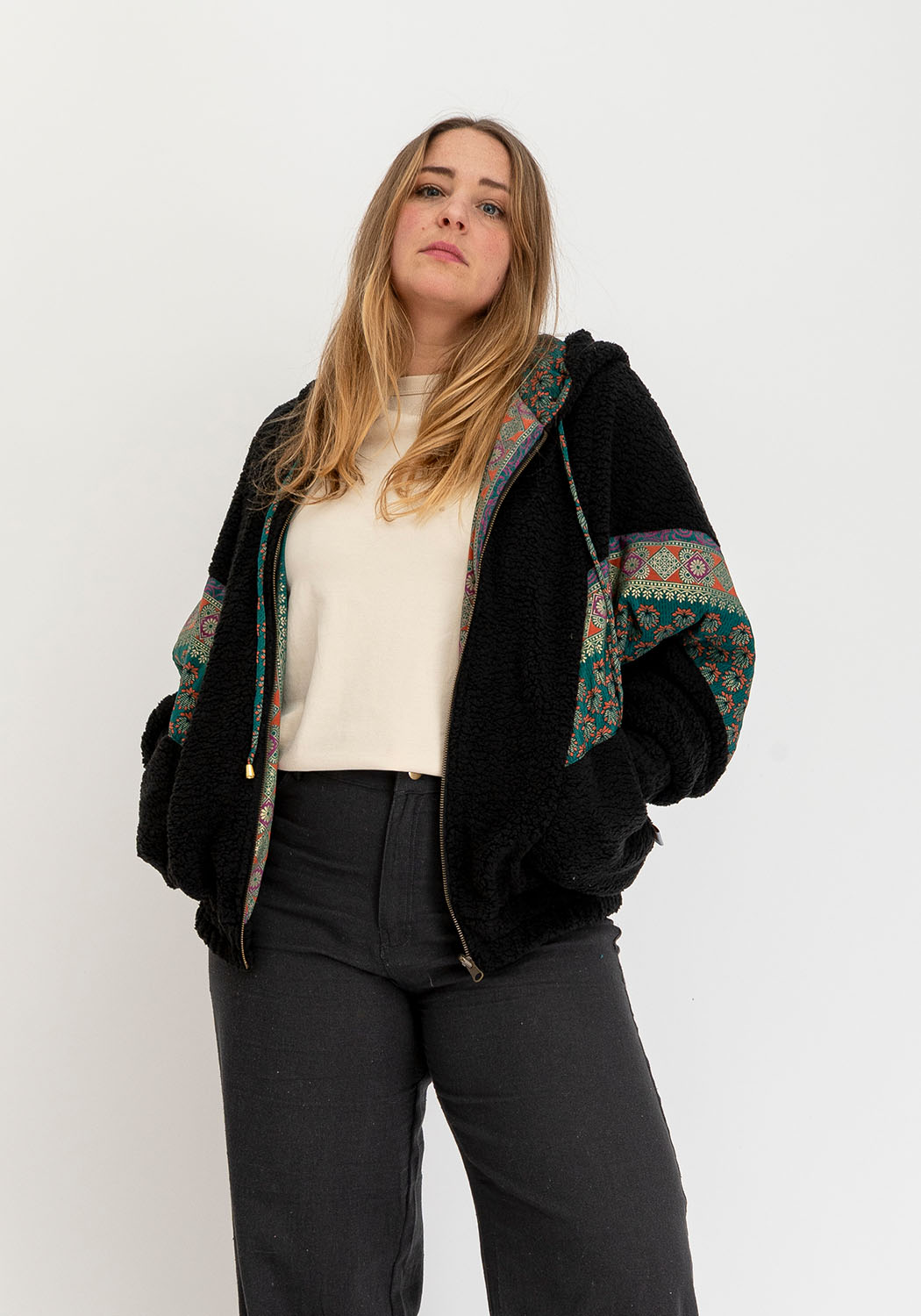 Tiefer Kontrast – Oversize schwarze Wende-Teddyjacke