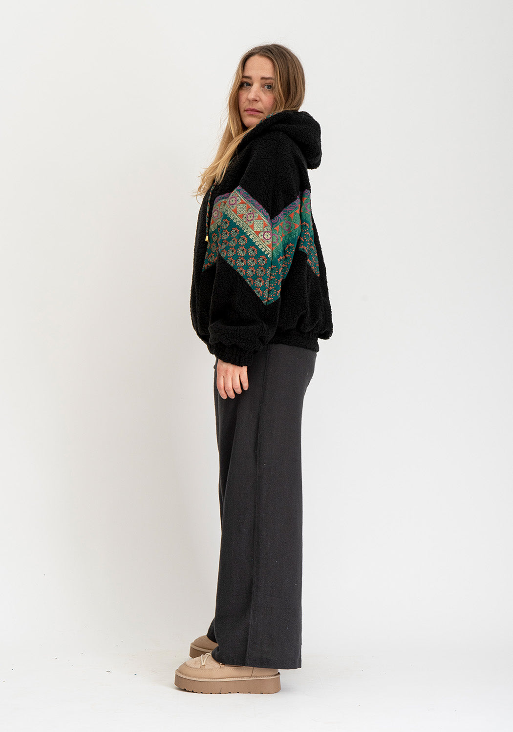 Tiefer Kontrast – Oversize schwarze Wende-Teddyjacke
