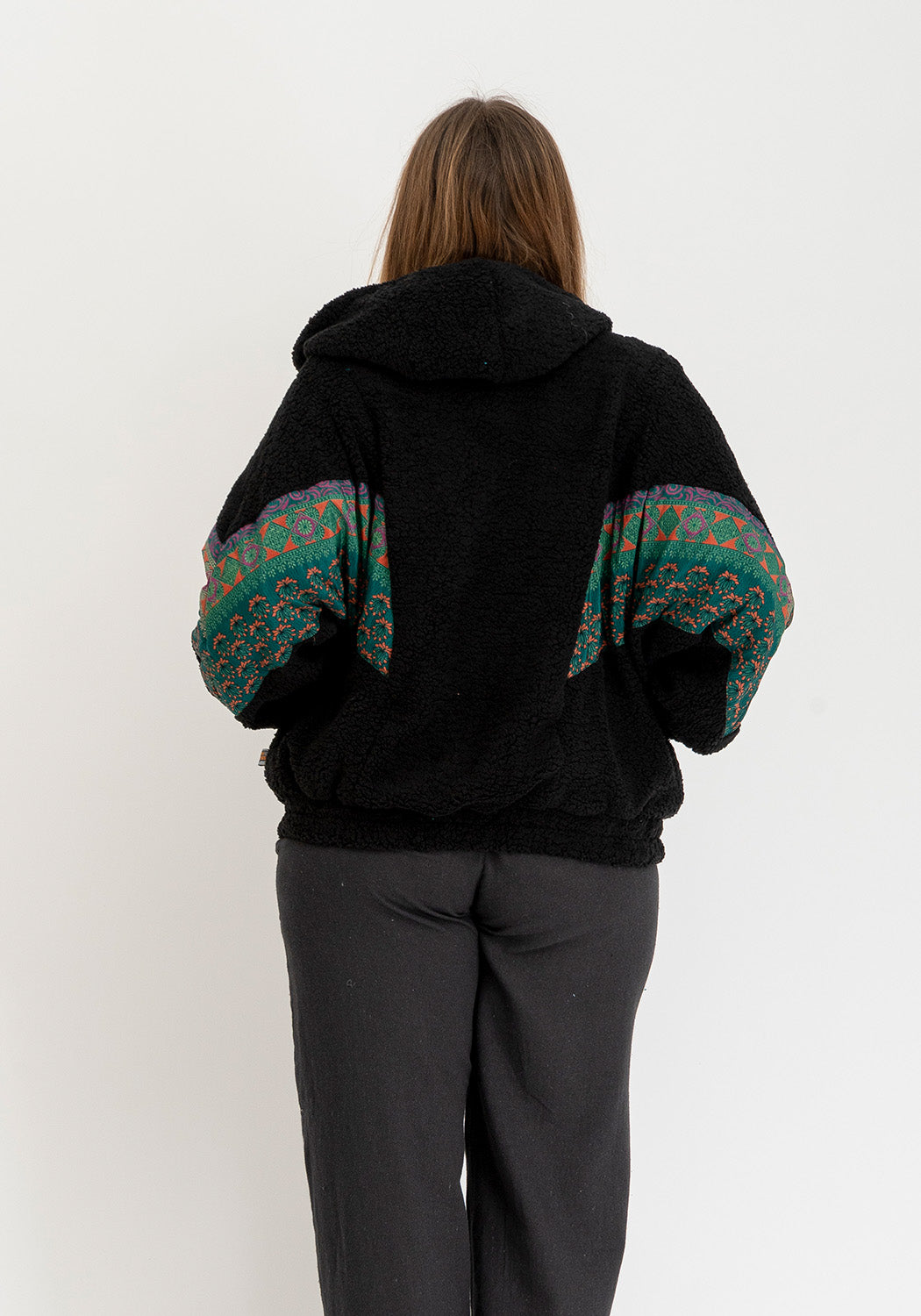 Tiefer Kontrast – Oversize schwarze Wende-Teddyjacke