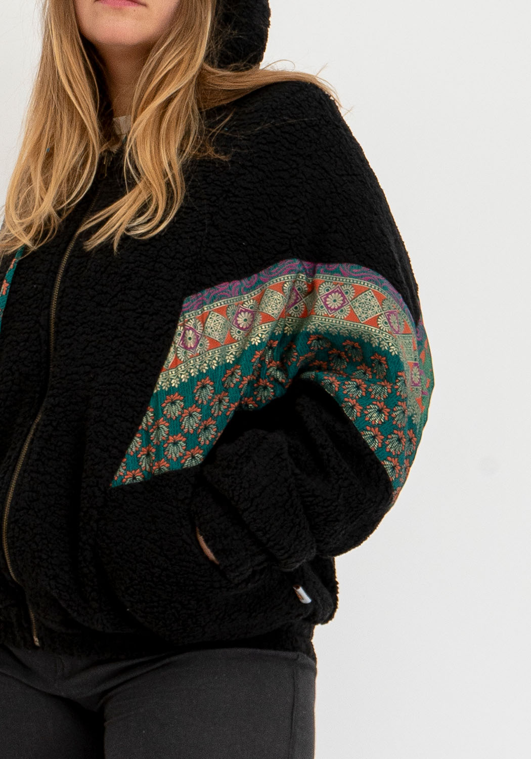 Tiefer Kontrast – Oversize schwarze Wende-Teddyjacke