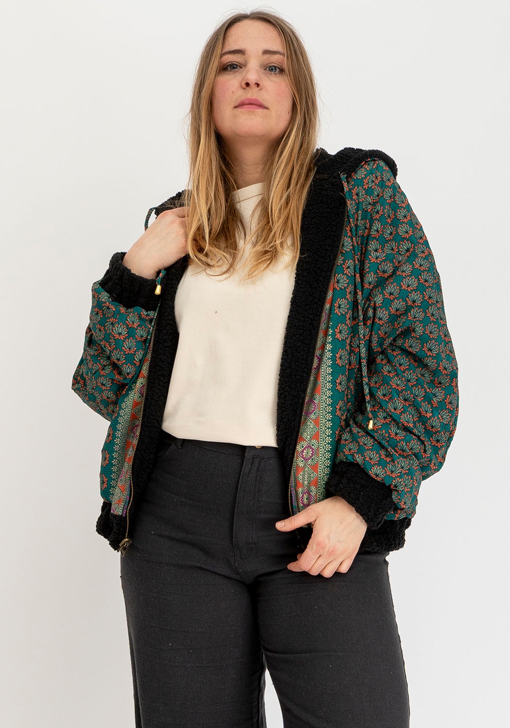Tiefer Kontrast – Oversize schwarze Wende-Teddyjacke