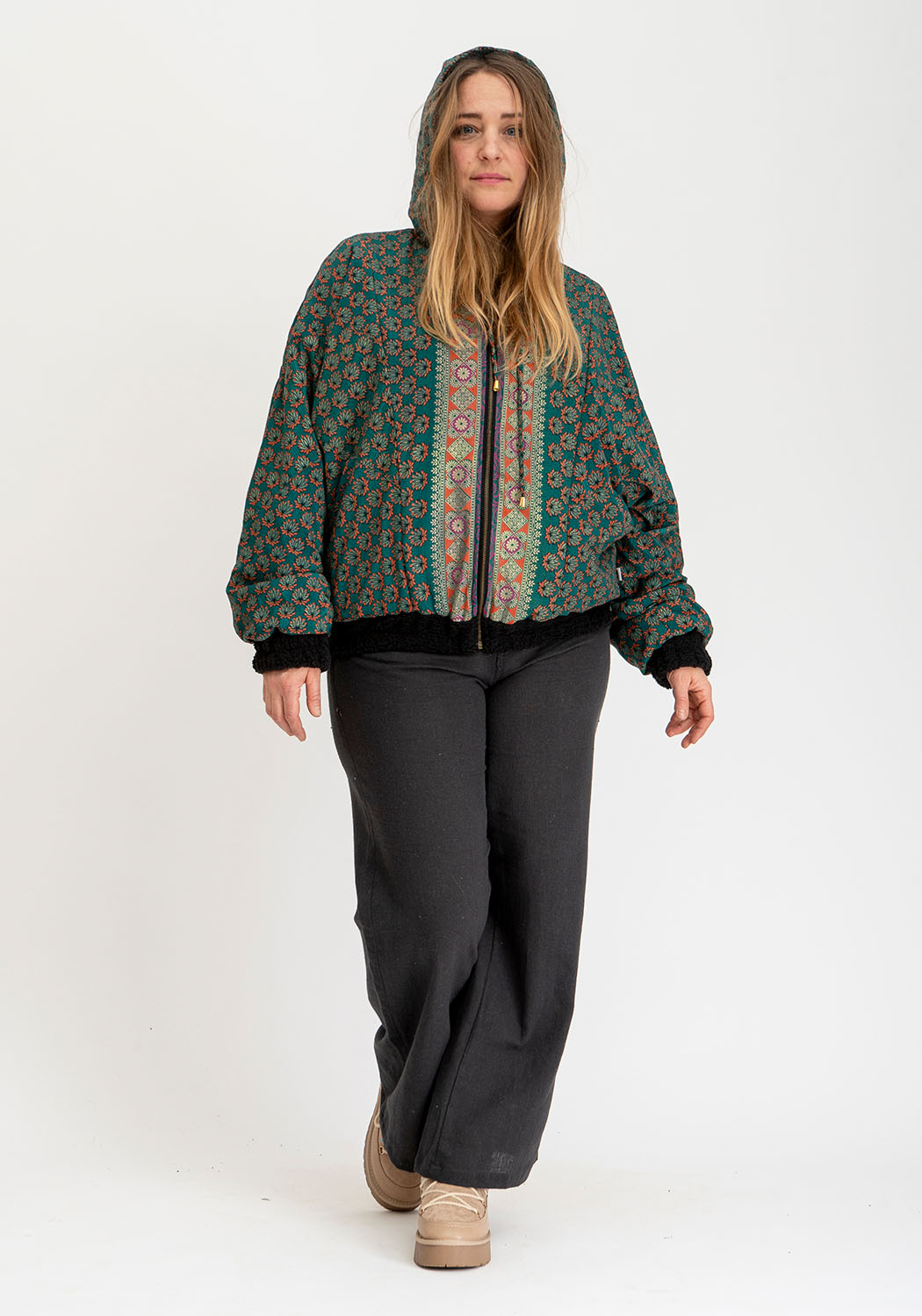 Tiefer Kontrast – Oversize schwarze Wende-Teddyjacke