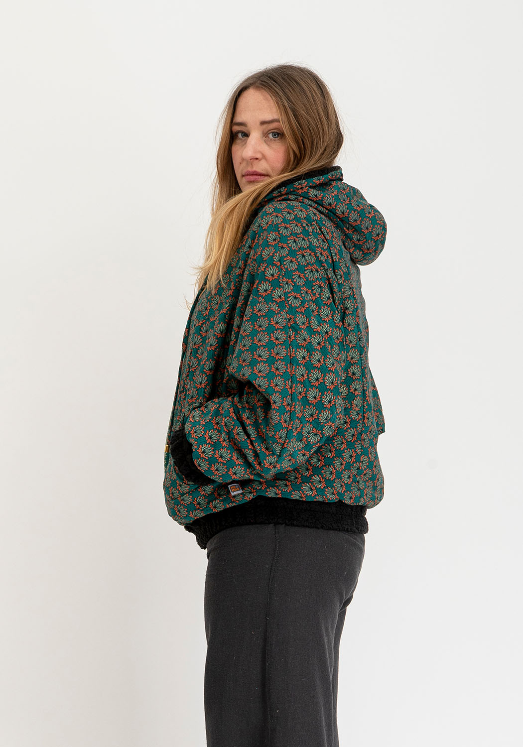 Tiefer Kontrast – Oversize schwarze Wende-Teddyjacke