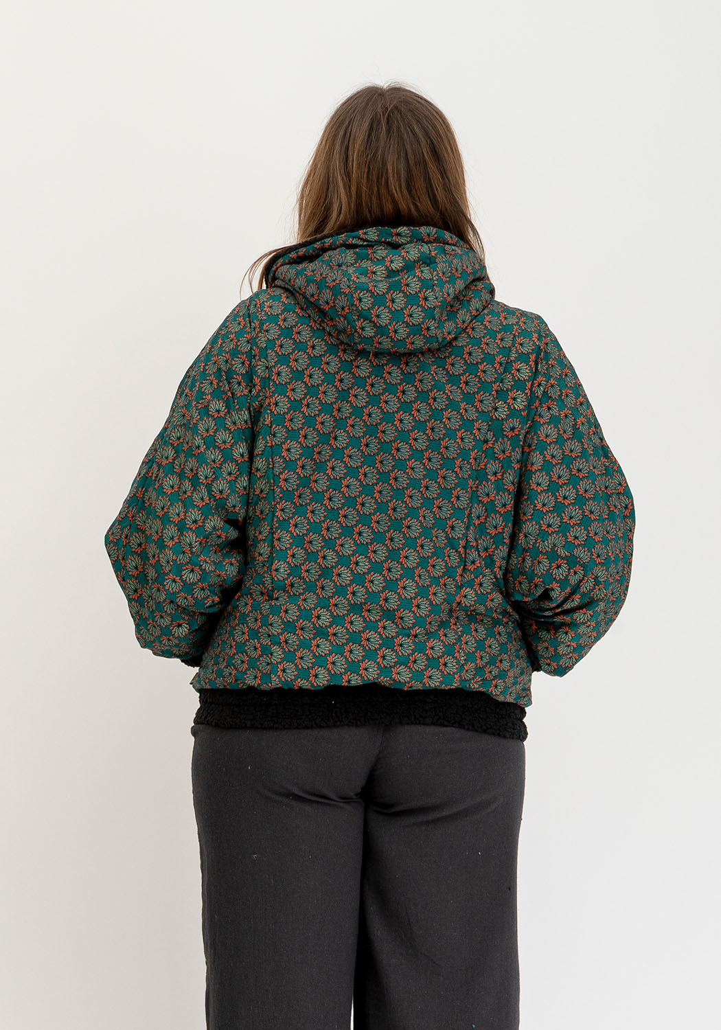 Tiefer Kontrast – Oversize schwarze Wende-Teddyjacke